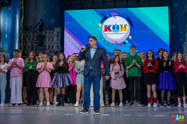 Команды КВН на сцене