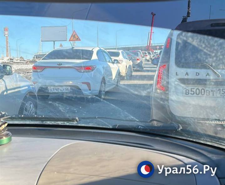 Движение по перекрестку ул. Гаранькина и Загородного шоссе в Оренбурге