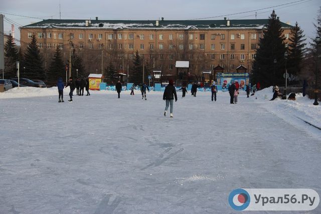 Каток на Комсомольской площади в Орске, фото из архива