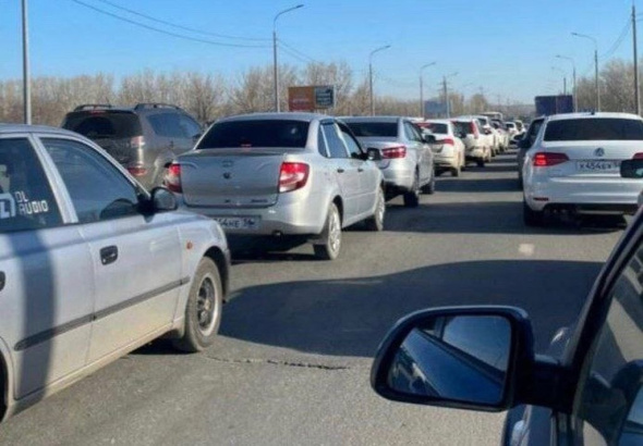 Утром на Загородном шоссе в Оренбурге образовалась огромная пробка из-за закрытия улицы Донгузской 