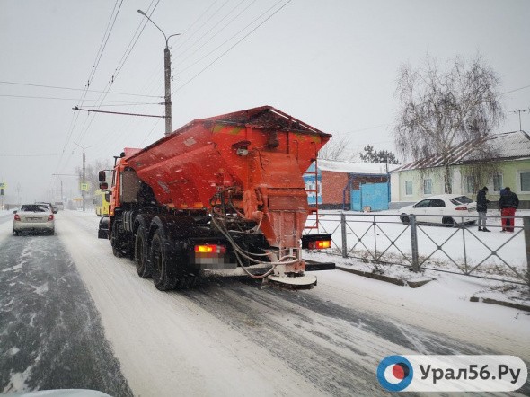 В Оренбурге чистят улицы после первого большого снегопада
