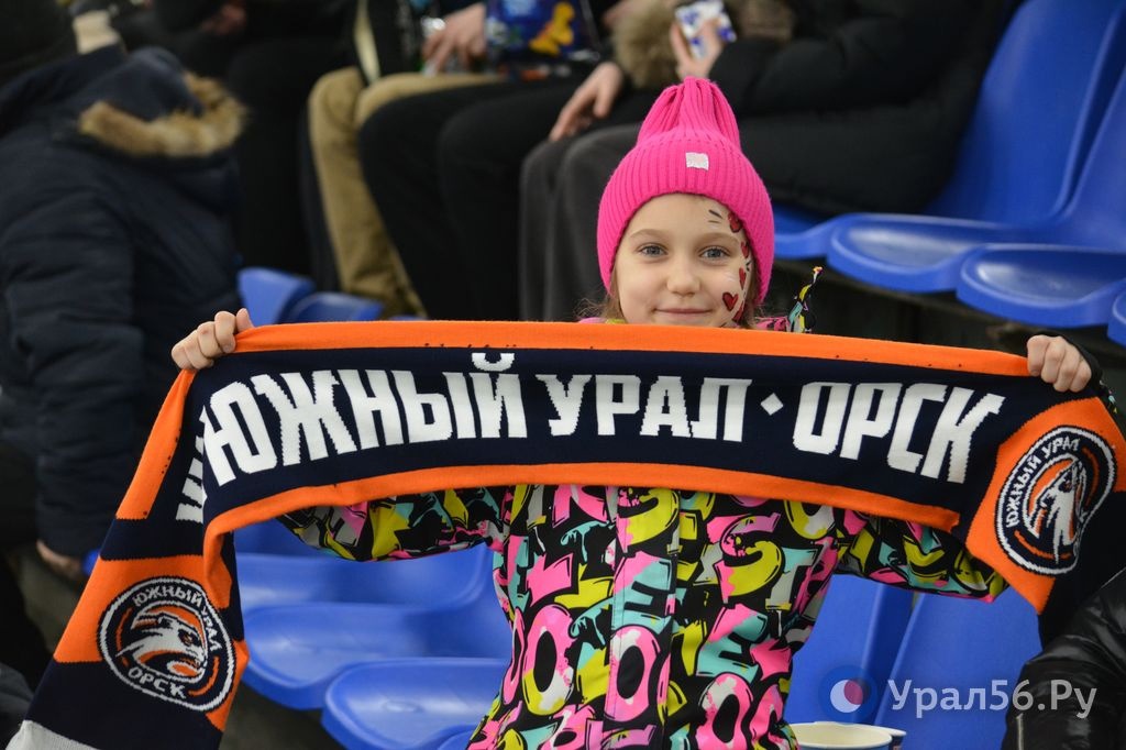 Юная болельщицы ХК «Южный Урал», фото из архива