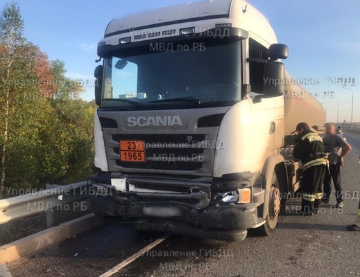 На трассе Уфа-Оренбург погибли два человека в ДТП с грузовиком Skania