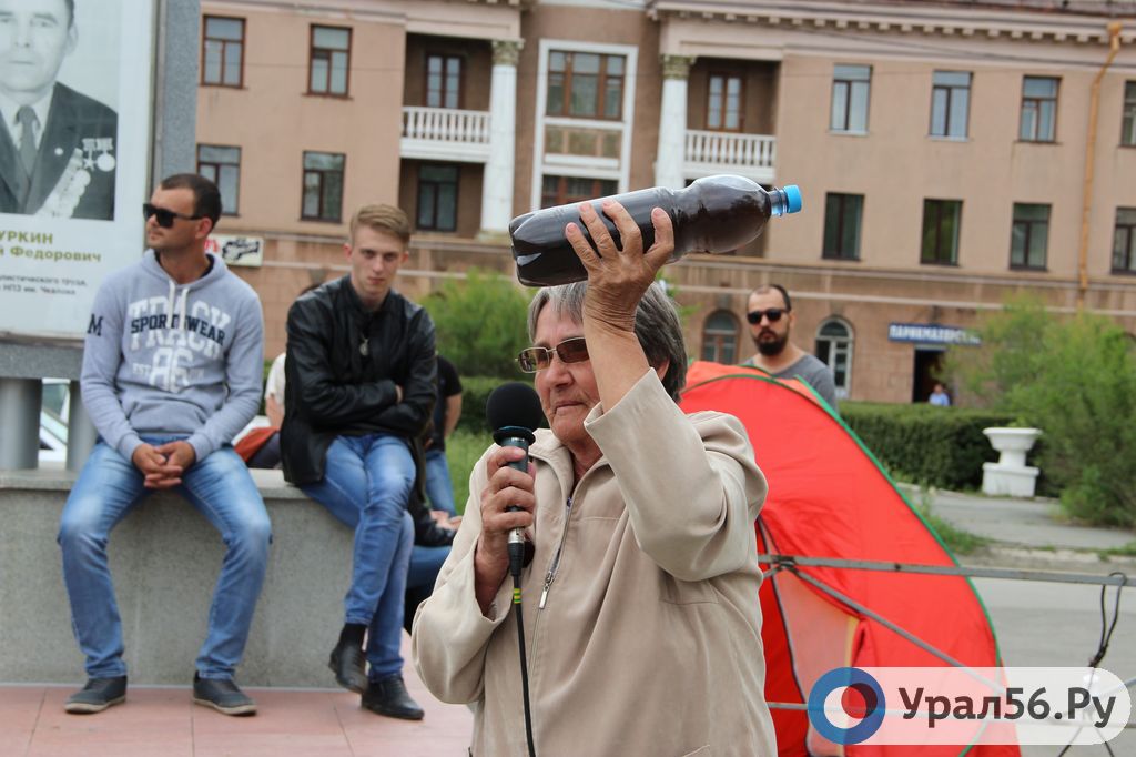 Жительница Новой Биофабрики на митинге в 2017 году. В бутылке – вода из крана
