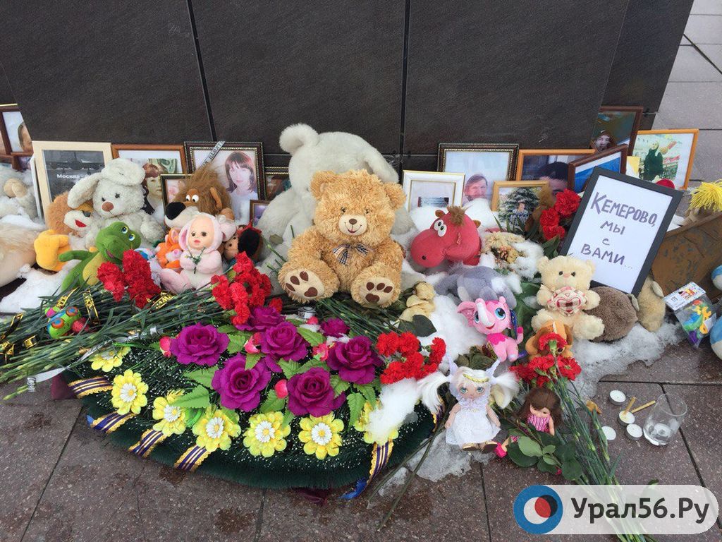 Жители Орска возлагают цветы, свечи и игрушки в память о погибших в кемеровском ТЦ «Зимняя вишня»
