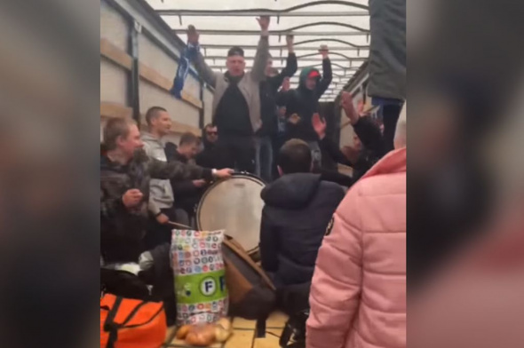 Из-за сломанного в дороге автобуса фанатам ФК «Оренбург» пришлось добираться до Астрахани в прицепе фуры (видео)