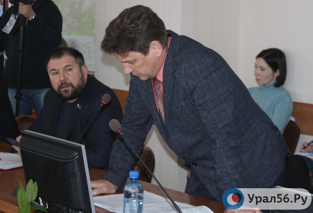 Депутат Ращупкин провел последнее заседание Орского горсовета стоя – в знак протеста