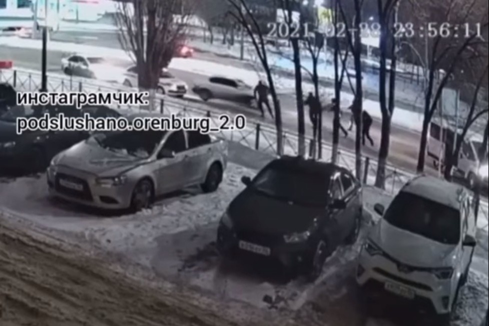 Момент задержания попал на камеры видеонаблюдения, стоп-кадр с видео 
