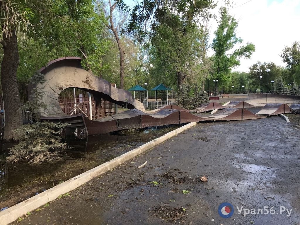 Разрушенное паводком оборудование в парке Строителей Орска, 2 мая 2024 года