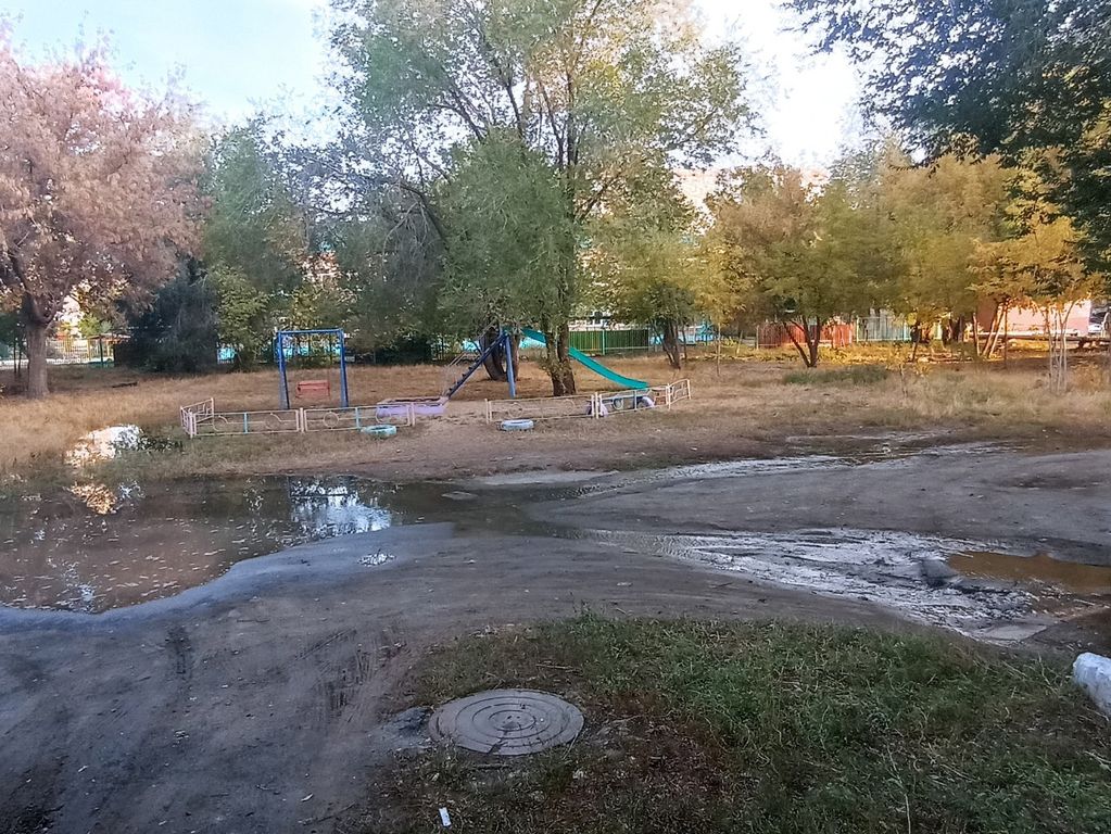 Детская площадка на улице Стасова в Орске. Фото от очевидца