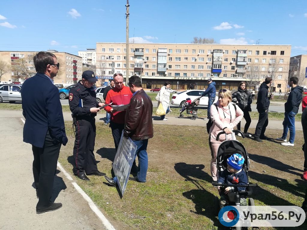 Жители Оренбурга заблокировали строителей в своем дворе, 22.04.2019 г.