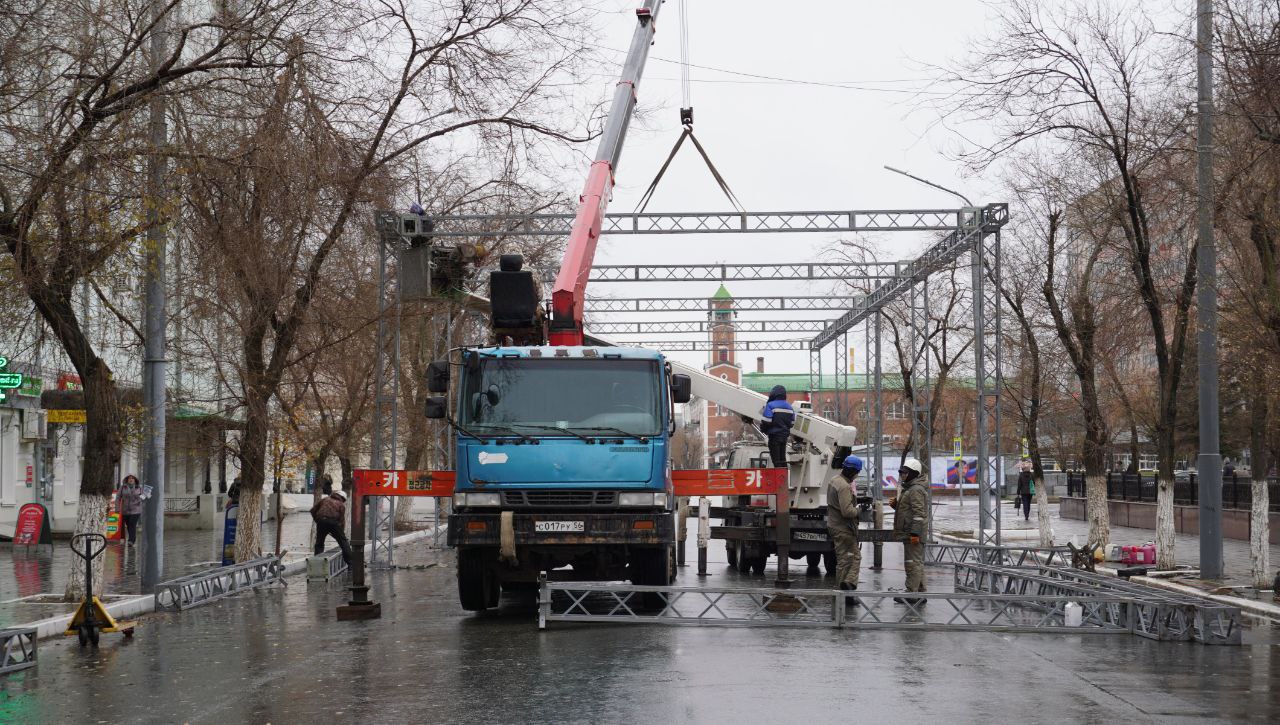 Установка каркаса светового коридора. Фото: Администрация Оренбурга