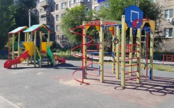 В 2021 году в 6 дворах Орска установят скамейки и урны, проасфальтируют тротуары и обустроят парковки