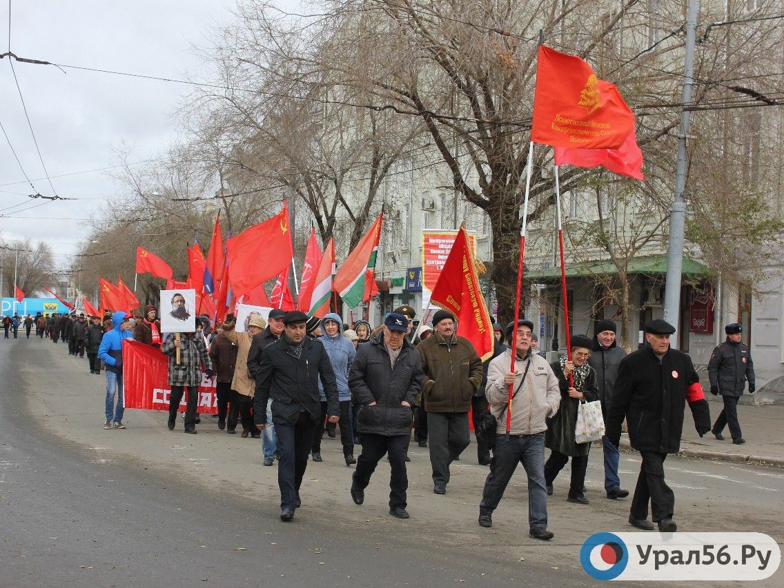 Шествие колонны в День Октябрьской революции в Оренбурге