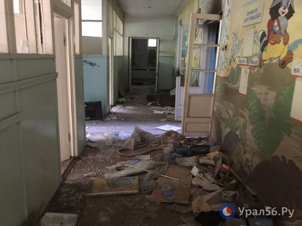 Холл первого этажа здания, где ранее располагался детский сад, в Новотроицке