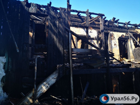 Ночью в Оренбурге горело заброшенное здание (видео)