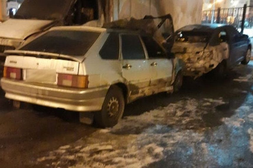 В оренбурге сожгли машину