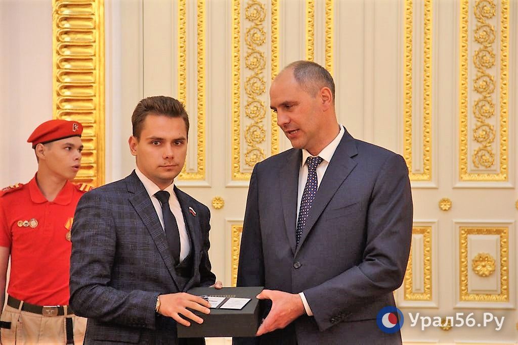Волонтер госпиталя в ЛНР, оренбургский студент Сергей Чубаров и губернатор Денис Паслер