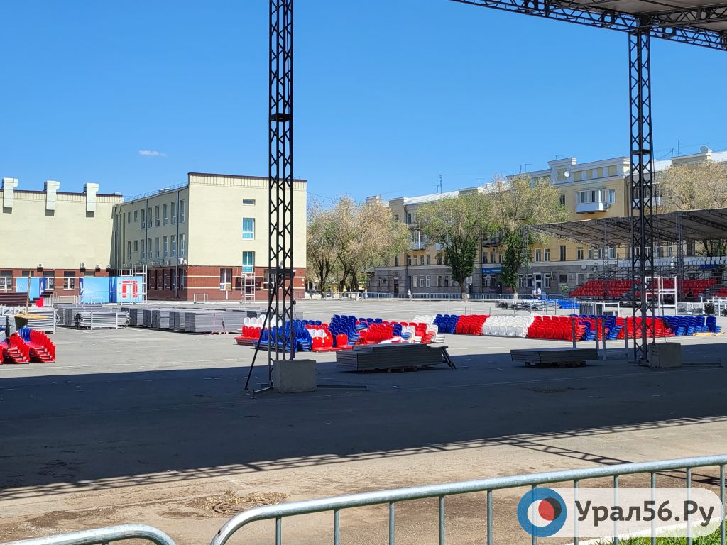 Демонтаж трибун на площади имени Ленина
