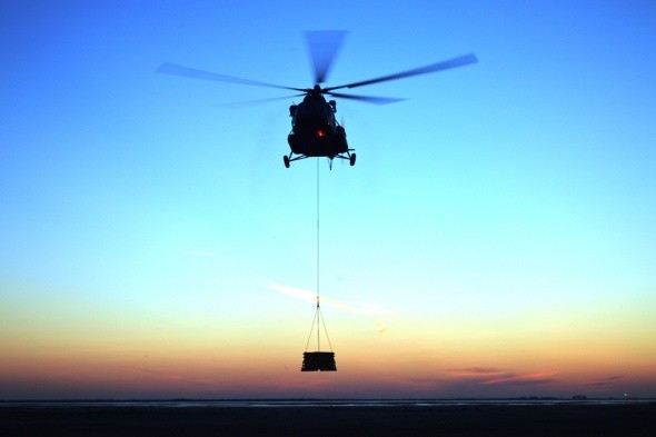 Подвеска вертолета ми-8. Вертолет с грузом на внешней подвеске. Вертолет с подвеской. Грузовой вертолет. Скинь вертолет