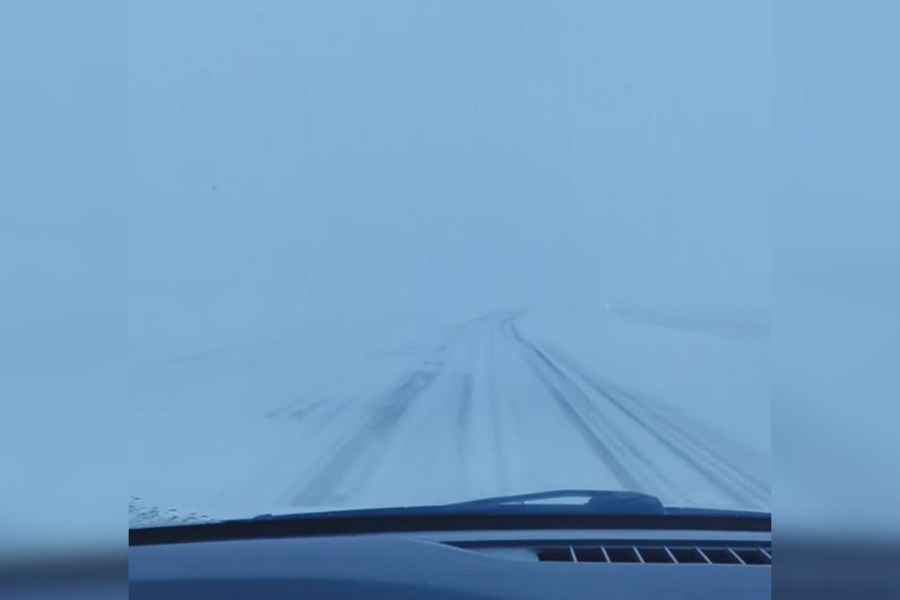 Скрин с видео от подписчика. Трасса Оренбург - Орск утром 1 января 2026 года