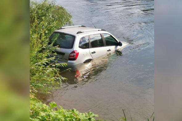 На реке Сакмара в Оренбурге припаркованный автомобиль Lada съехал в воду и задел ребенка