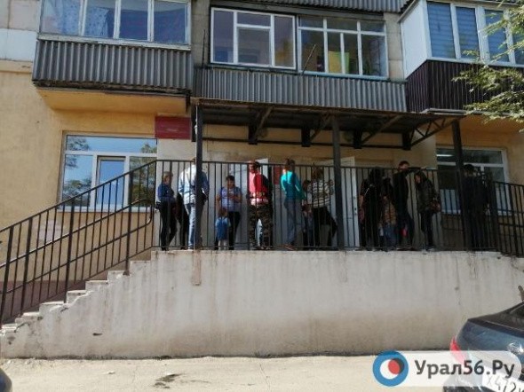 Жителям Орска приходится стоять на улице из-за больших очередей в детские поликлиники