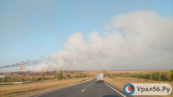 В Оренбургском районе продолжают борьбу с природным пожаром в районе 26 км на трассе Оренбург-Самара