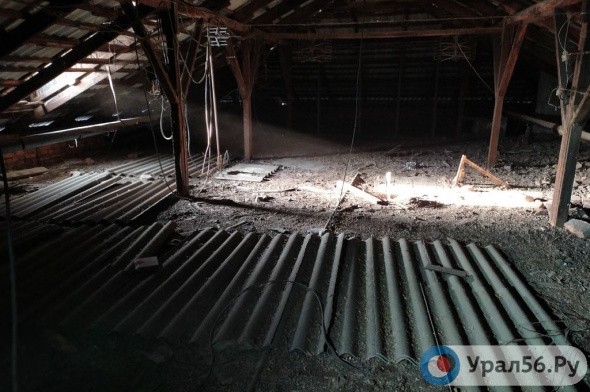 Чердак дома в Орске, где рухнул потолок, находится критическом состоянии