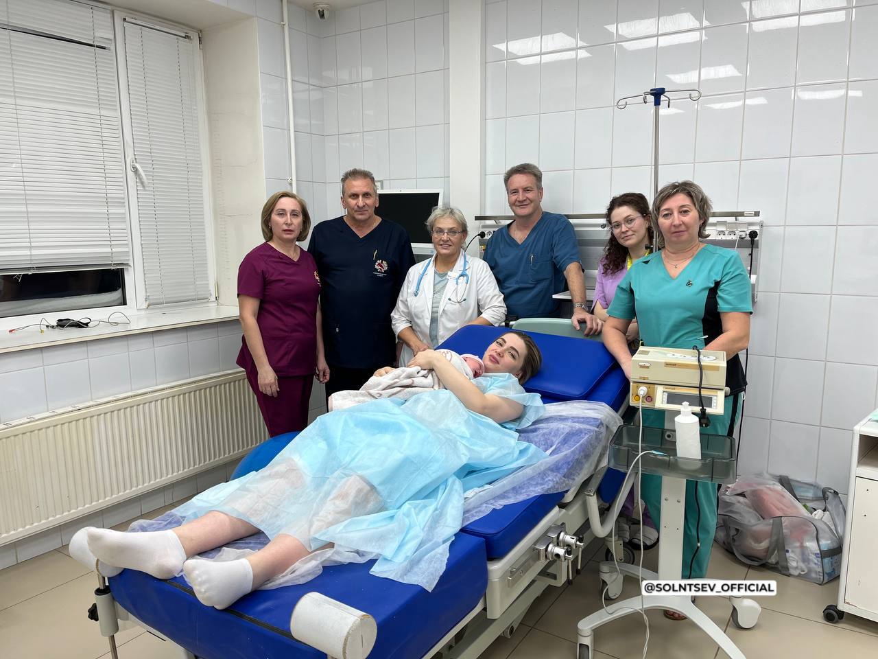 Девочка Полина с мамой в Оренбургском перинатальном центре 1 января 2026 года