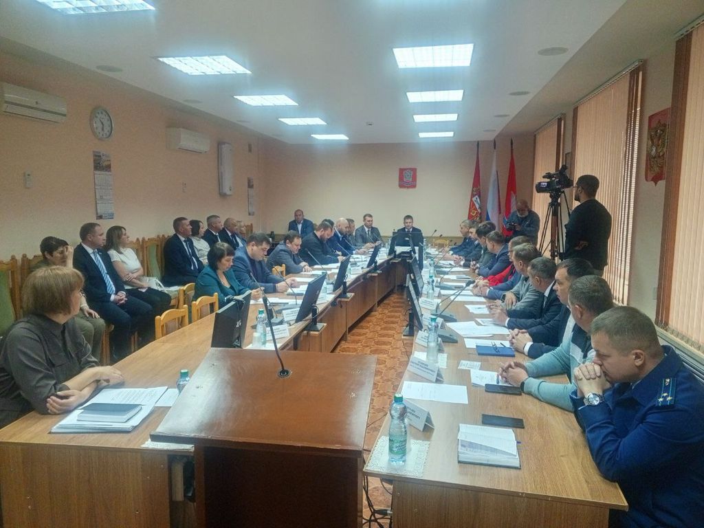 Заседание горсовета Новотроицка, фото: глава города Денис Меньшиков