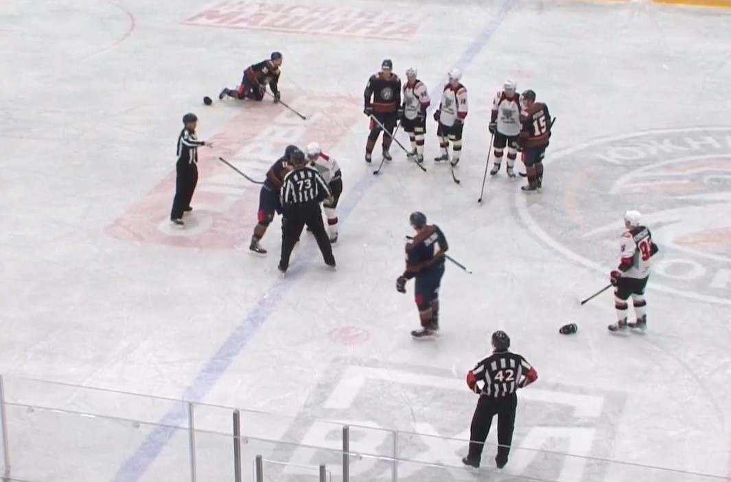 Во время стычки на игре. Стоп-кадр из видео ВХЛ