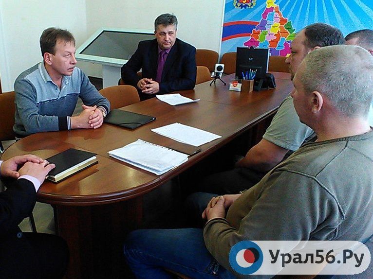 В Орске строители, объявившие голодовку у офиса застройщика, угрожают зашить себе рты