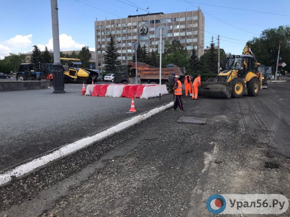 В Орске начался ремонт разбитого перекрестка около Комсомольской площади. Скорость движения там ограничена