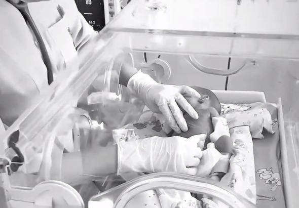 Врачи в Оренбурге спасли жизнь недоношенного младенца