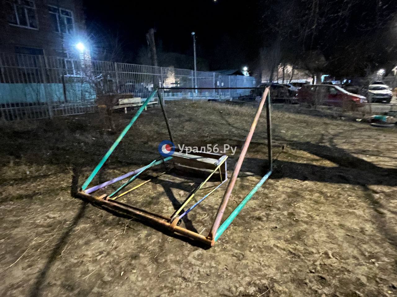 Упавшие качели