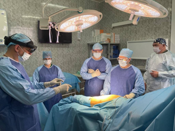 В Оренбурге травматологи-ортопеды выполнили операцию с применением очков виртуальной реальности