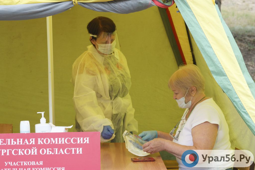 Всем приходящим вручается «безопасный набор» – медицинская маска и личная авторучка