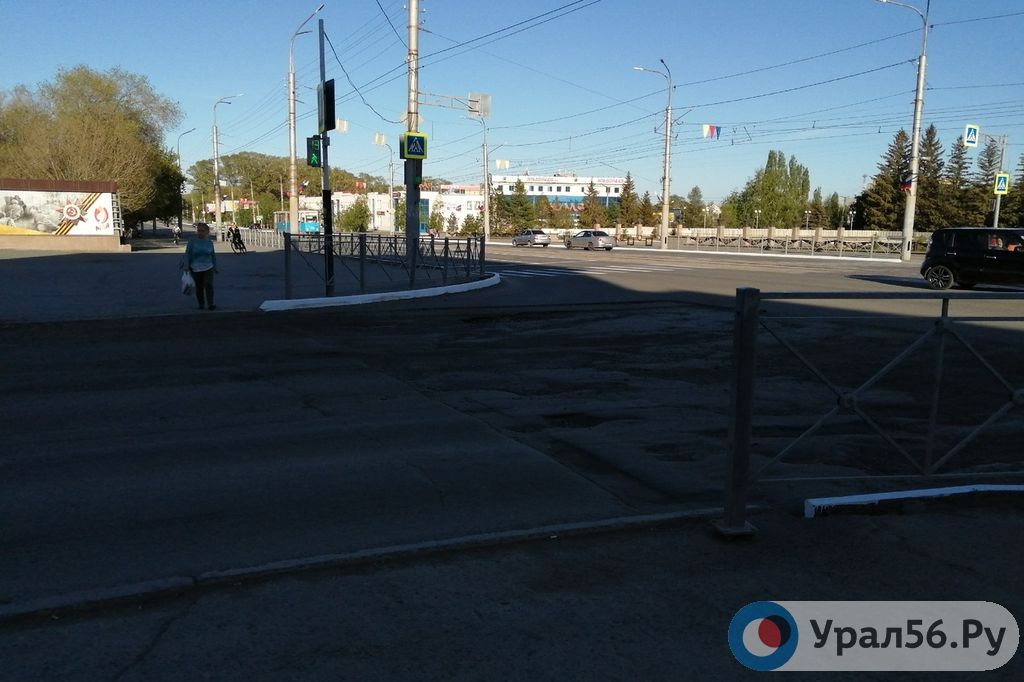 Асфальт на перекрестке в центре Орска совсем развалился, но ремонта там до сих пор нет