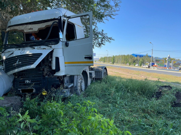 В Оренбурге грузовик столкнулся с легковушкой и протаранил трубы теплотрассы 