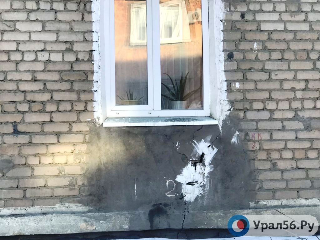 Денис Паслер пообещал найти деньги на новые квартиры жителям аварийного дома в орском поселке Круторожино