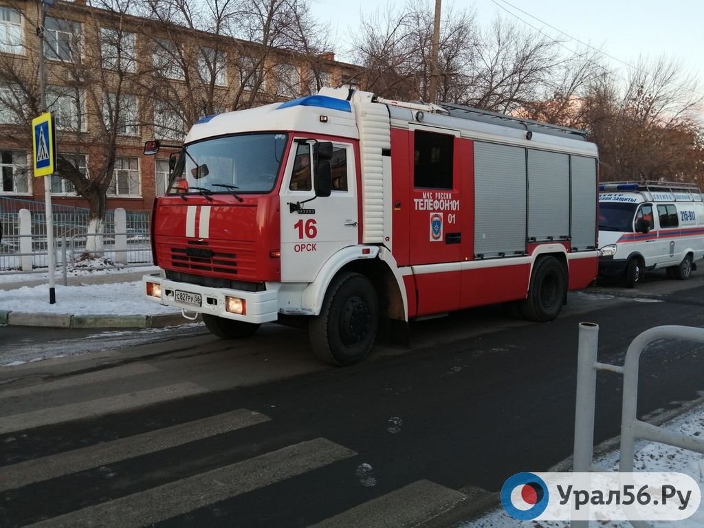 Спецслужбы у школы №8 в Орске, 08.12.2020