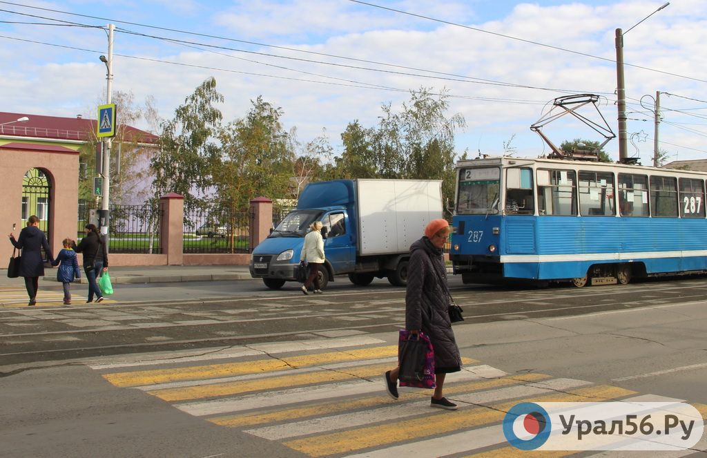 Остановка возле школы сразу после ремонта