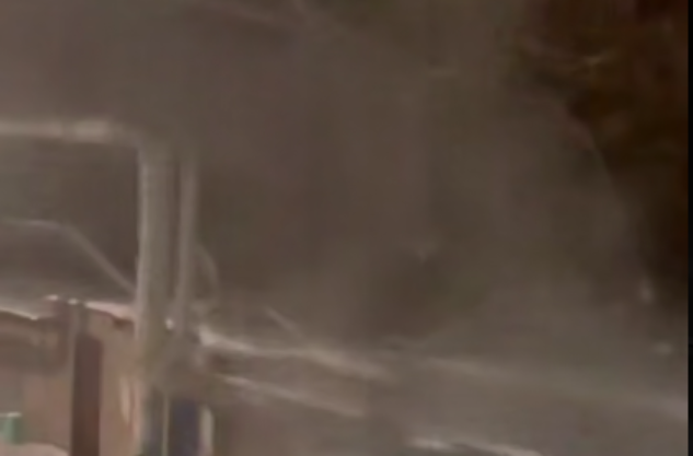 Кипяток из трубы на улице Шевченко в Оренбурге, фото: скрин  видео