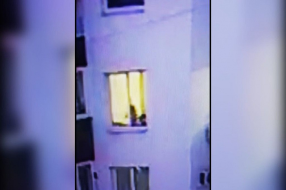 Бдительность соседей предотвратила трагедию: В Оренбурге 2 детей сидели на окне 14 этажа, пока их мама ходила в магазин (видео)
