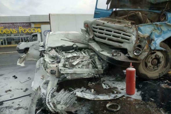 В Оренбурге столкнулись три автомобиля, есть пострадавшие 