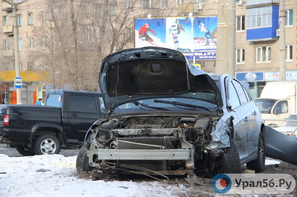 Серьезное ДТП в Орске: машина въехала в тротуарное ограждение 