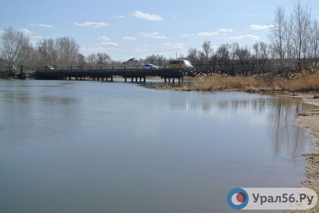 В Орске уровень реки Урал продолжает падать, в Оренбурге – все еще растет