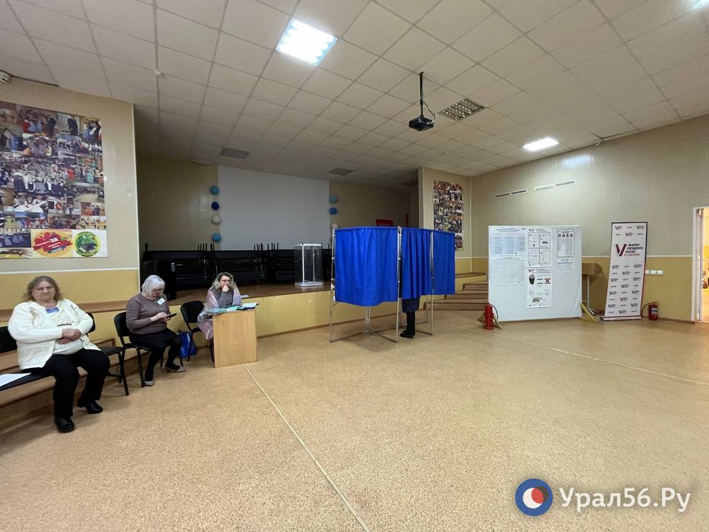 Голосование на избирательном участке в гимназии №2 в Орске