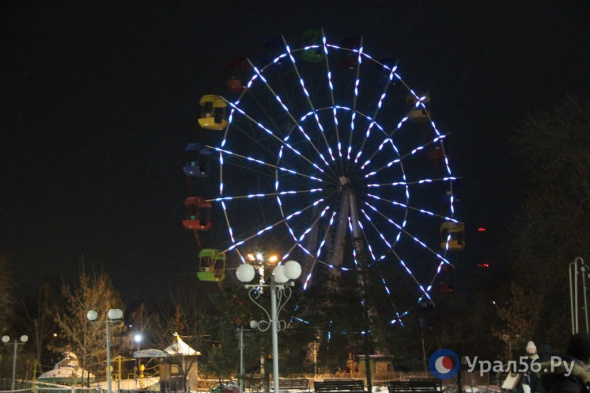 В центральном парке Орска колесо обозрения с яркой иллюминацией приближает новогоднее настроение